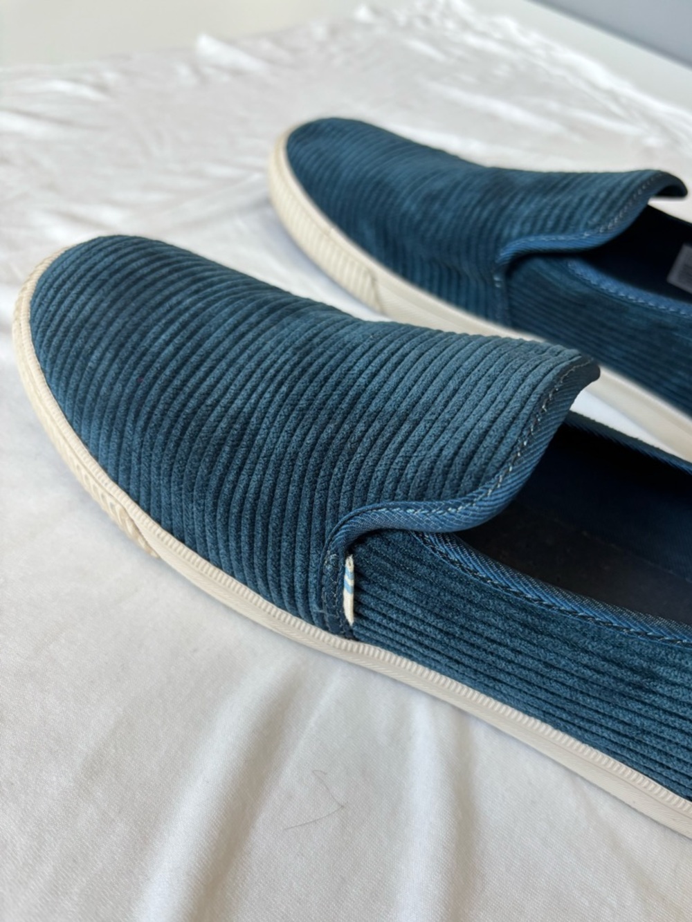 TOMS Slip On Shoes - Picture 2 of 5